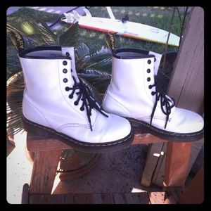 Barley worn! Great condition! Don't fit anymore:/